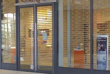 Installation et pose de rideau métallique avec tablier transparent en Bretagne