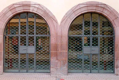 Installation et pose de grille métallique pour vitrines de magasin en Bretagne